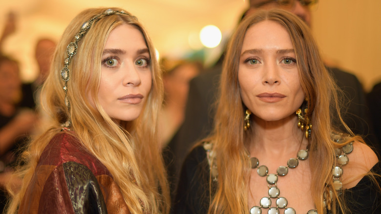 Mary-Kate and Ashley Olsen posing