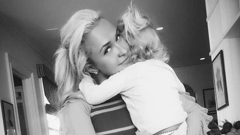 Hayden Panettiere holding her daughter