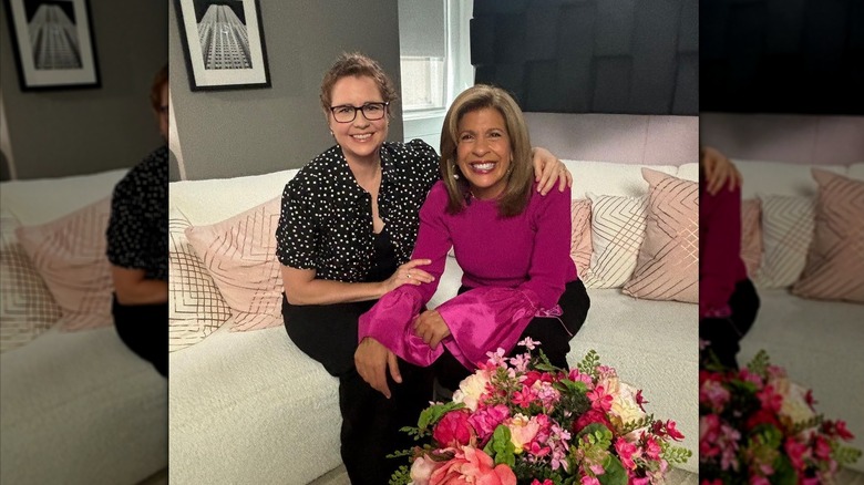 Jenna Fischer, Hoda Kotb posing