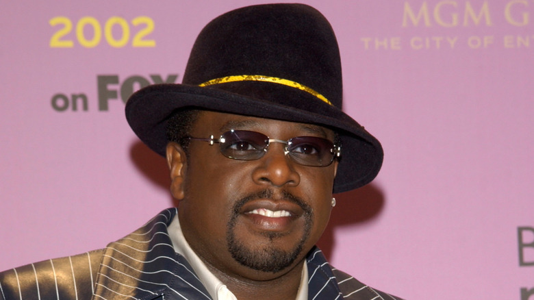 Cedric the Entertainer posing with sunglasses