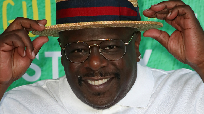 Cedric the Entertainer touching hat