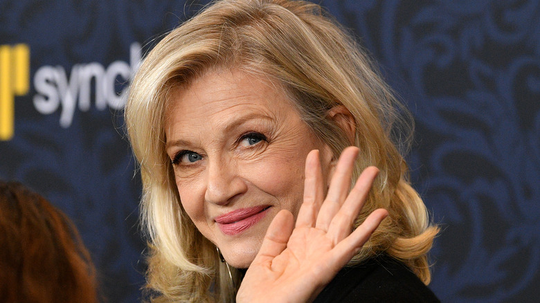 Diane Sawyer waving