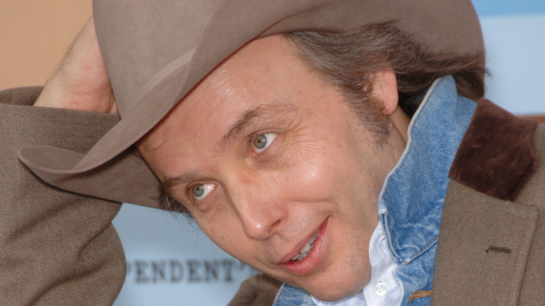 Dwight Yoakam tipping his hat