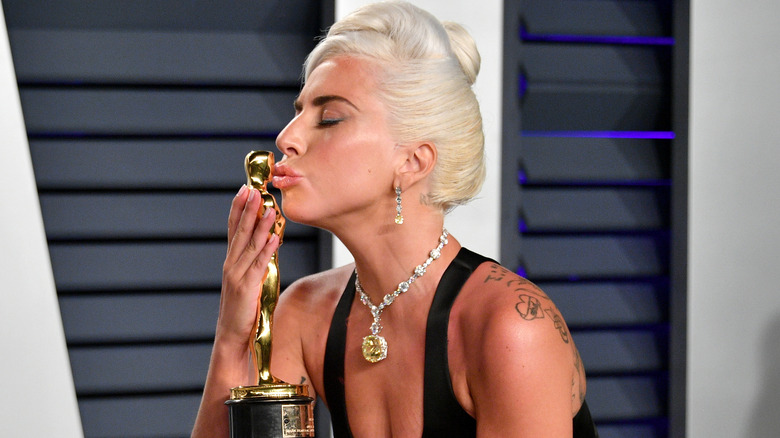 Lady Gaga kissing her Oscar