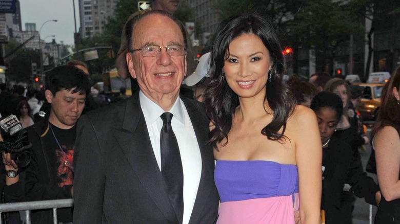 Rupert Murdoch, Wendi Deng posing