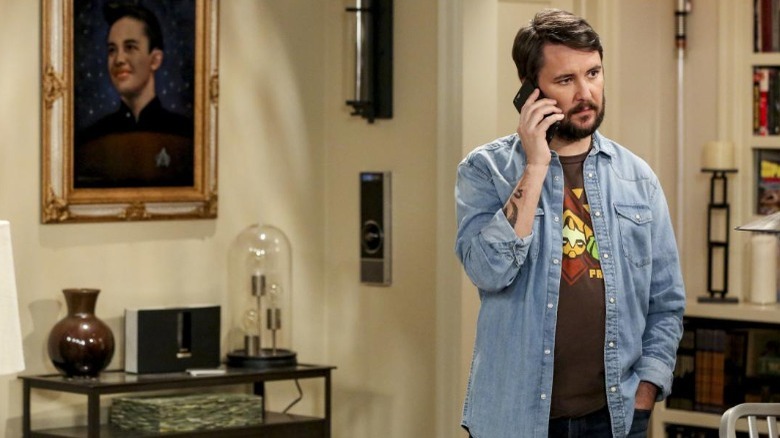 Wil Wheaton in The Big Bang Theory, standing