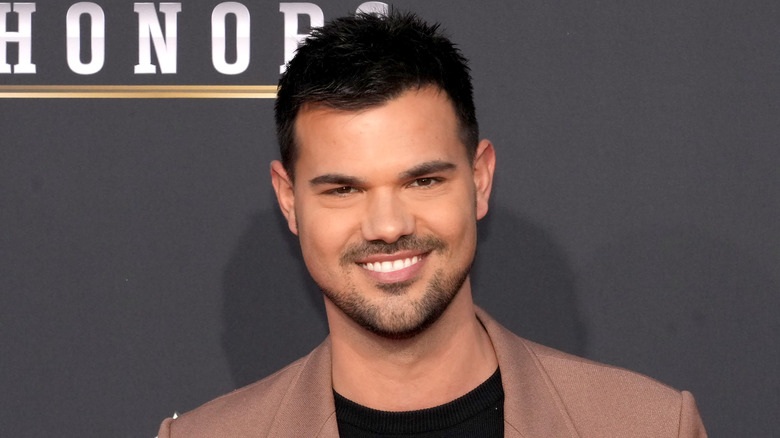 Taylor Lautner posing at an event