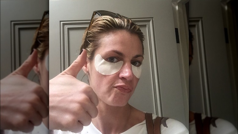 Erin Andrews giving a thumbs up