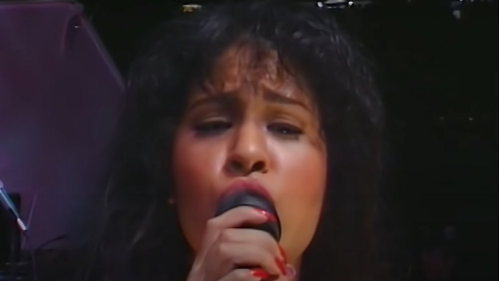 Selena Quintanilla singing on stage