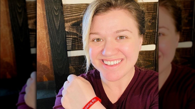 Kelly Clarkson wearing red bracelet