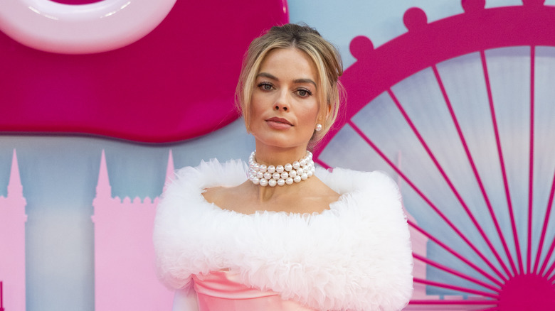 Margot Robbie pearl necklace