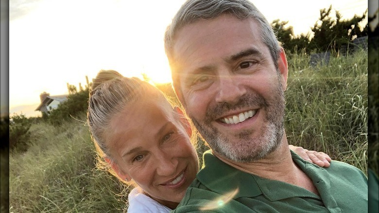 Sarah Jessica Parker and Andy Cohen smiling 