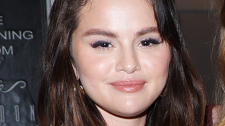 Selena Gomez rocks a natural look