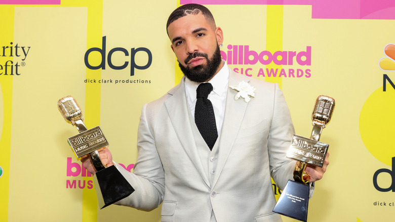 Drake posing with his Billboard Music Awards