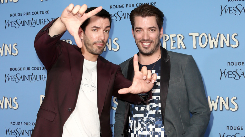 Drew Scott and Jonathan Scott posing on red carpet at the "Paper Towns" premiere