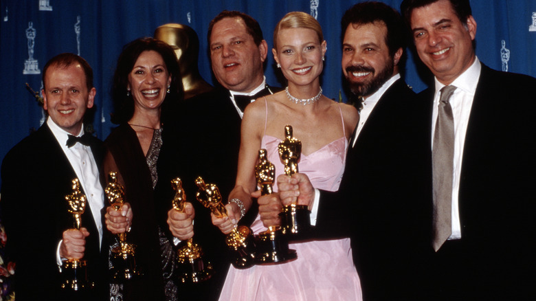 Shakespeare in Love crew holding Oscars 