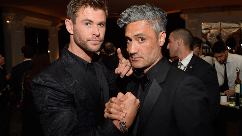 Chris Hemsworth posing with Taika Waititi