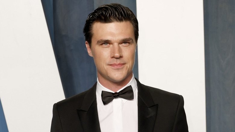 Finn Wittrock posing on a red carpet