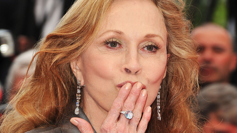 Faye Dunaway blows kiss