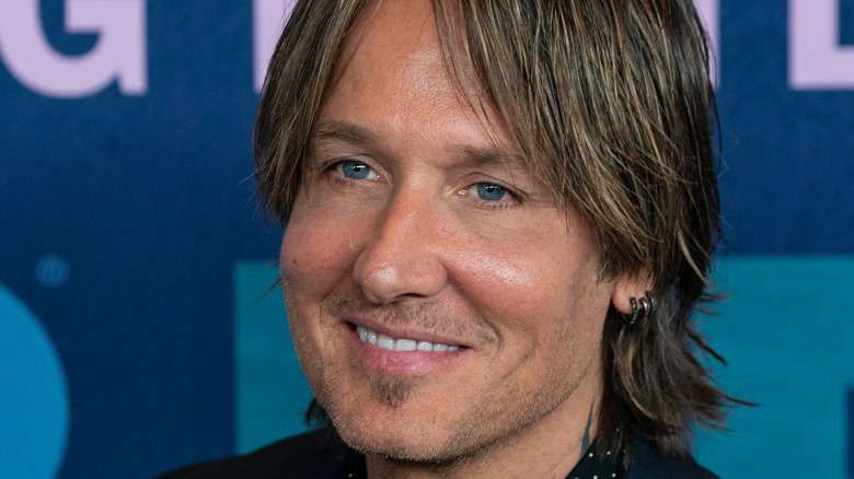 Keith Urban smiles on red carpet