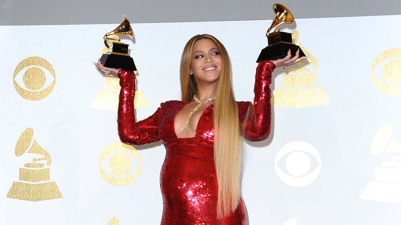 Pregnant Beyonce poses with Grammys
