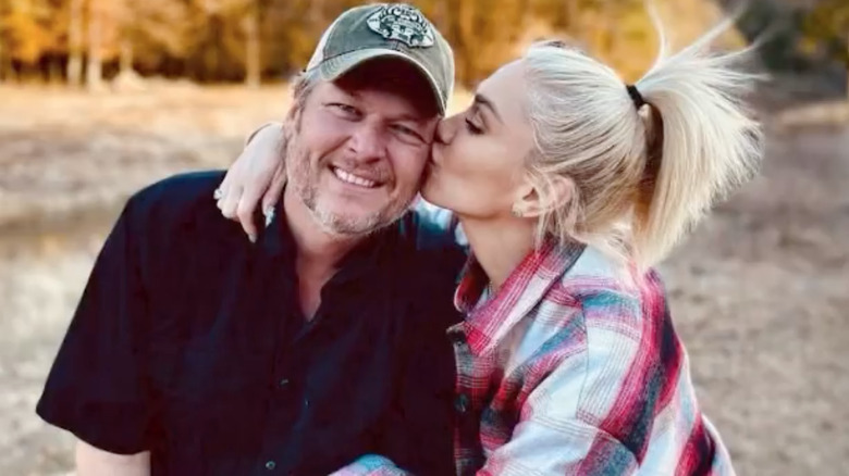 Gwen Stefani kissing Blake Shelton on the cheek