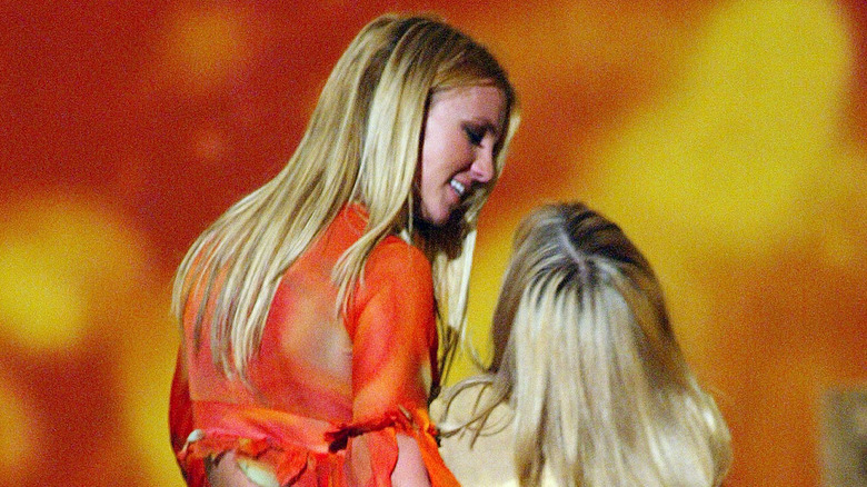 Britney Spears and Jamie Lynn Spears on stage