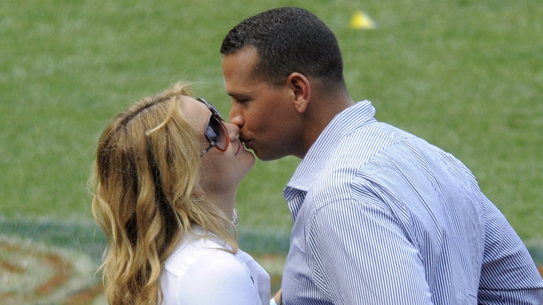 Kate Hudson kissing Alex Rodriguez