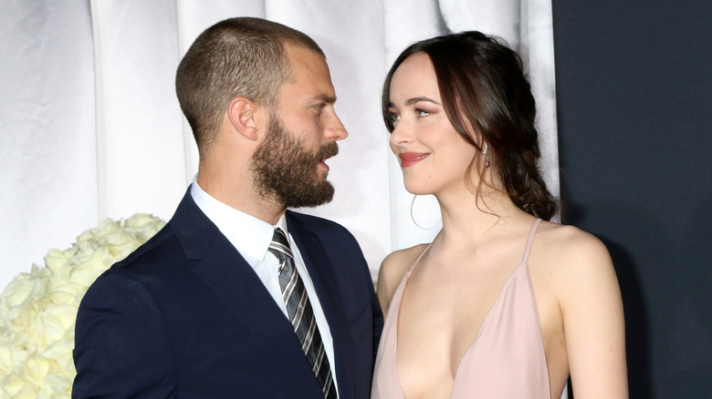 Jamie Dornan và Dakota Johnson nhìn nhau