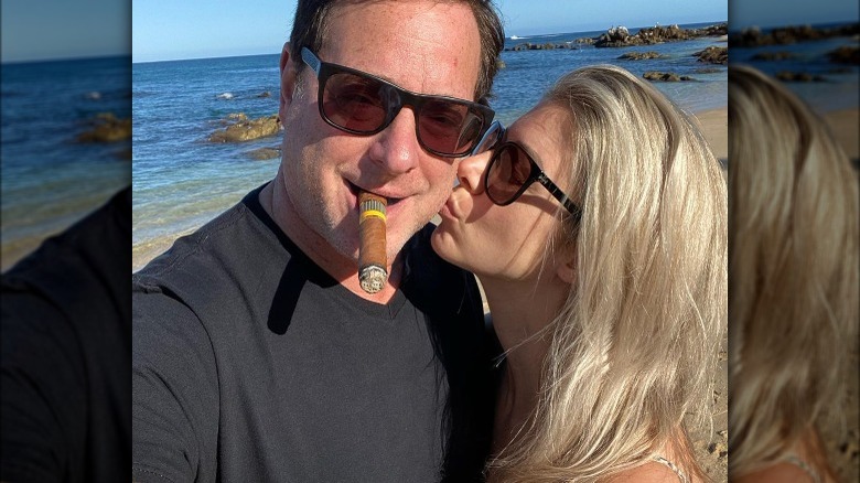 Bob Saget and Kelly Rizzo kiss 