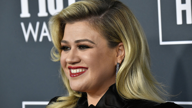 Kelly Clarkson on the red carpet