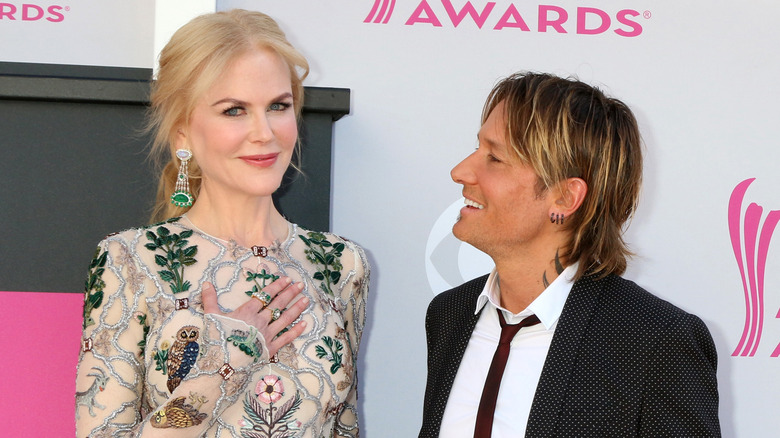 Keith Urban looking at Nicole Kidman