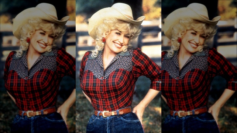 Dolly Parton posing