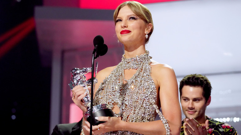 Taylor Swift hold Moon Man, Dylan O' Brien clapping