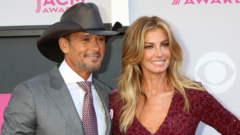 Tim McGraw and Faith Hill posing