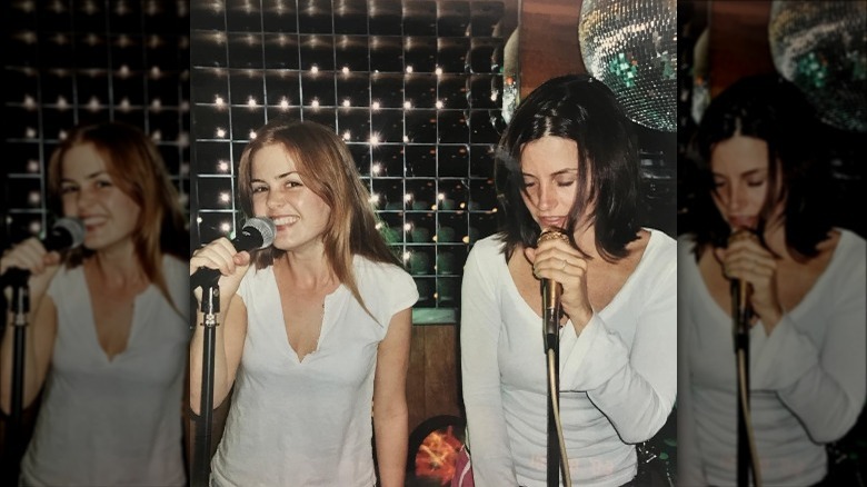 Isla Fisher and Courteney Cox singing karaoke 