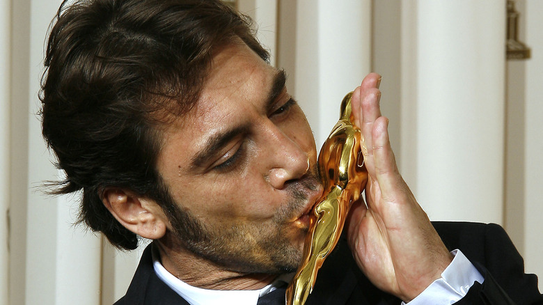 Javier Bardem kissing Oscar