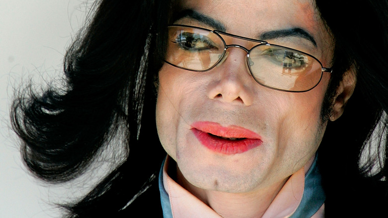 Michael Jackson shows up to court in glasses