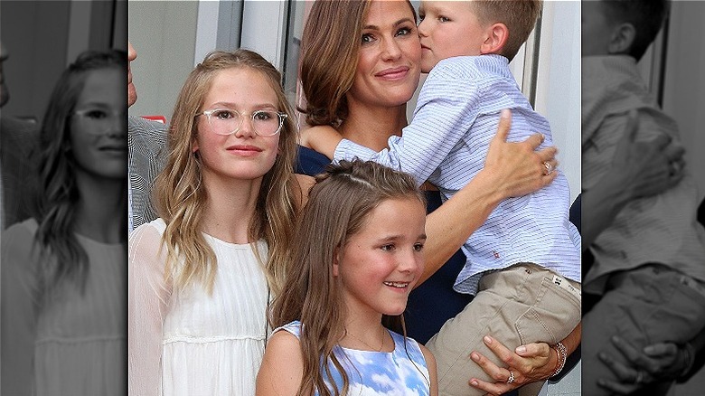 Jennifer Garner, Violet, Seraphina, and Samuel posing