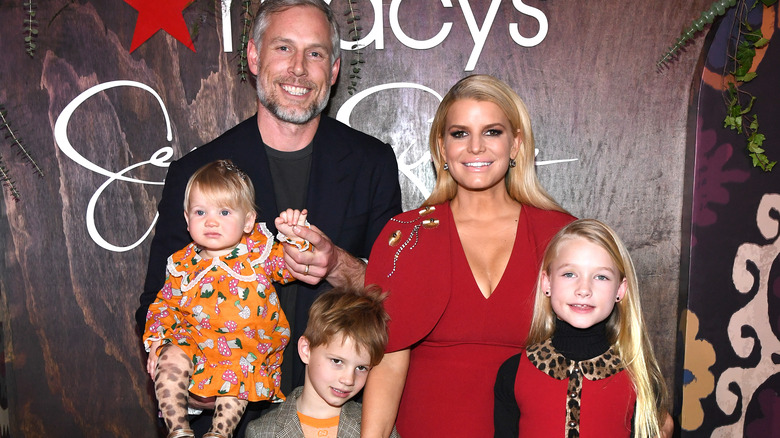 Jessica Simpson posing with family