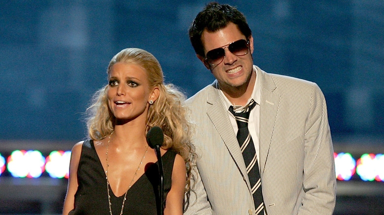 Jessica Simpson talking, Johnny Knoxville grimacing