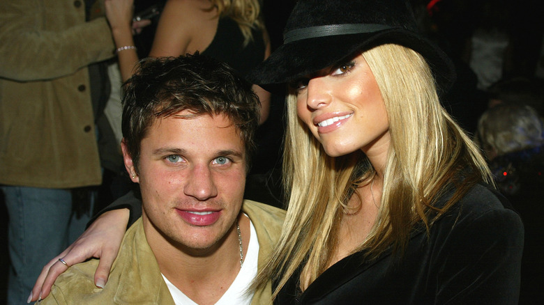 Jessica Simpson arm around Nick Lachey