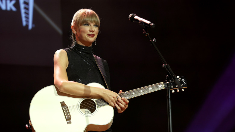 Taylor Swift guitar 