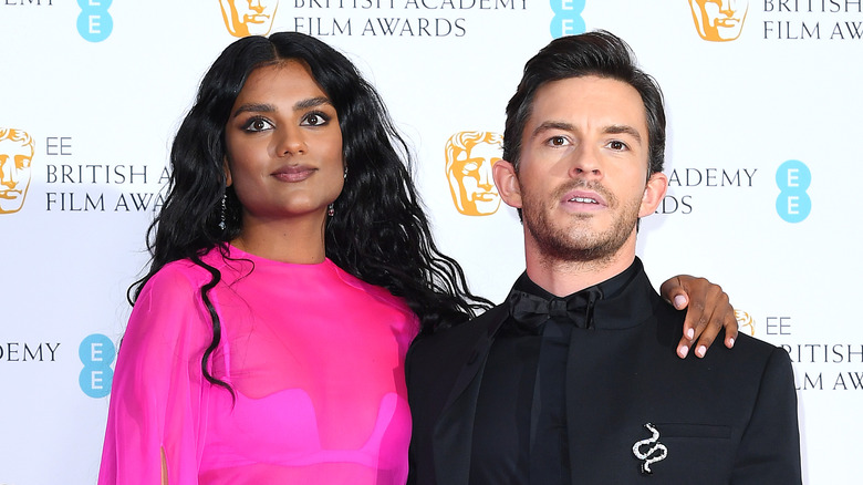 Jonathan Bailey and Simone Ashley on the red carpet 