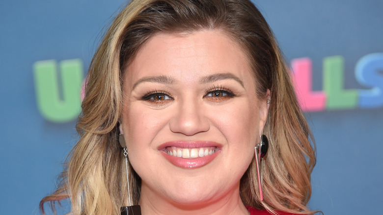 Kelly Clarkson smiling