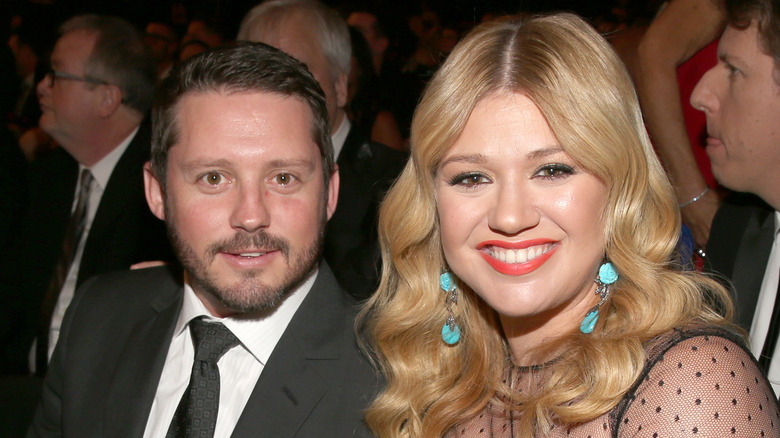 Kelly Clarkson and Brandon Blackstock pose 