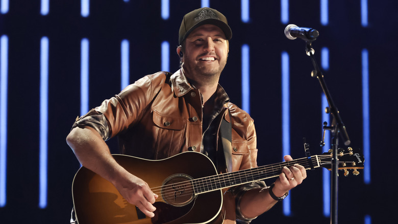 Luke Bryan holds guitar 