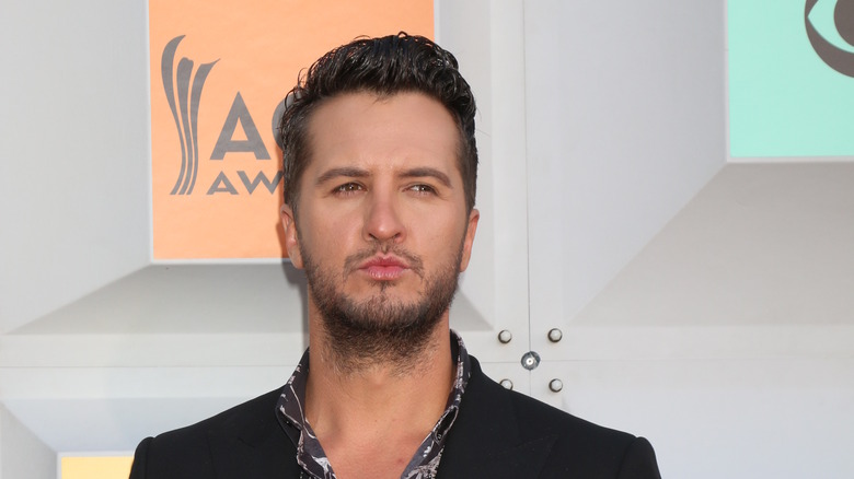 Luke Bryan poses