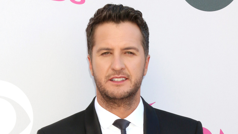 Luke Bryan in suit 