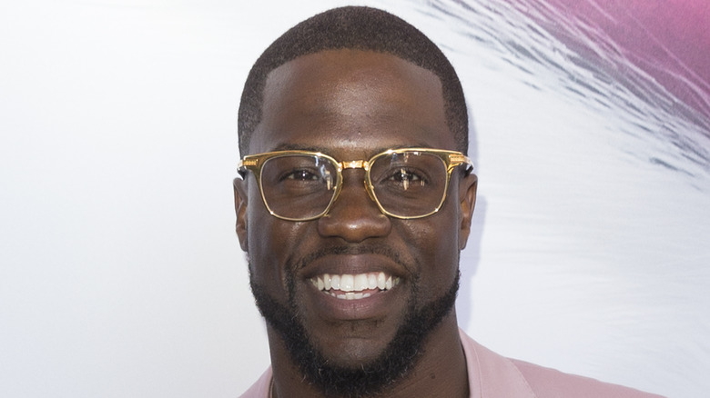 Kevin Hart in glasses 